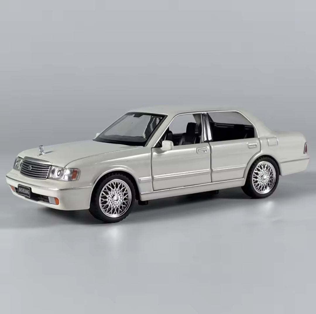 1:32 Toyota Crown Royal classic alloy sedan model car ornament collection, doors and engine hood, trunk can be opened, children's toy car gift