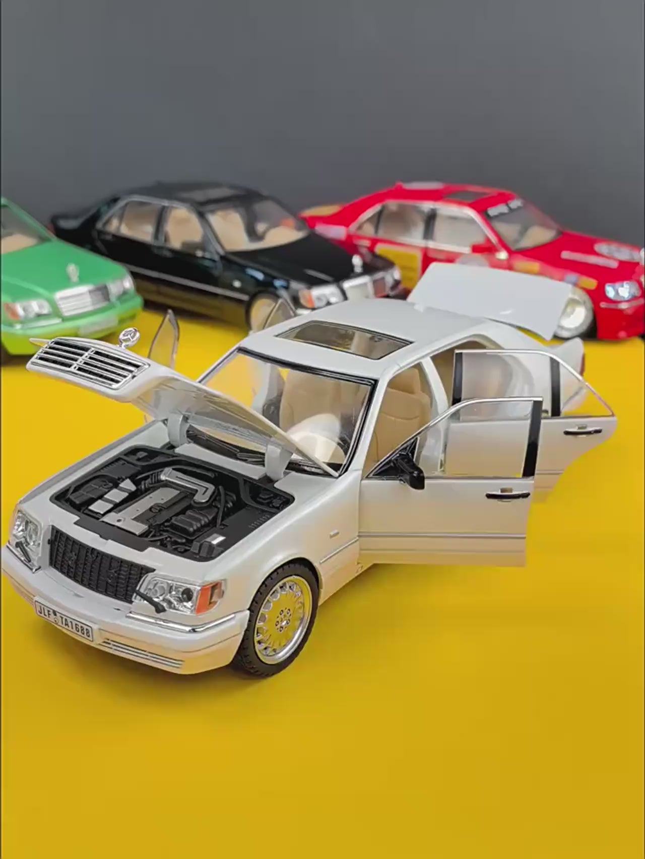 Diecast 1/24 Benzs Vintage W140 320SEL Alloy Car Model Simulation Toy Vehicle Sound Light