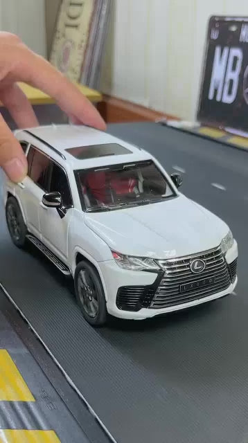 1:24 LEXUS LX600 alloy diecast modal car light and sound all doors Openable