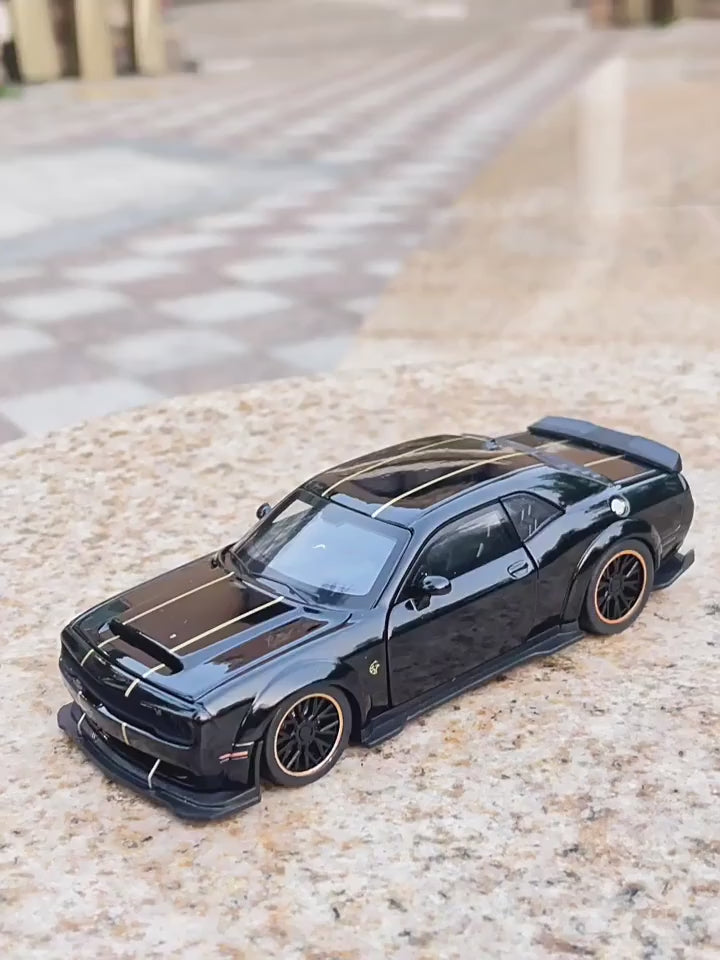 1:32 Dodge Challenger Hellcat SRT Alloy Car Model Sound Light Pull Back Metal Toy Vehicle Boy Gift Collection