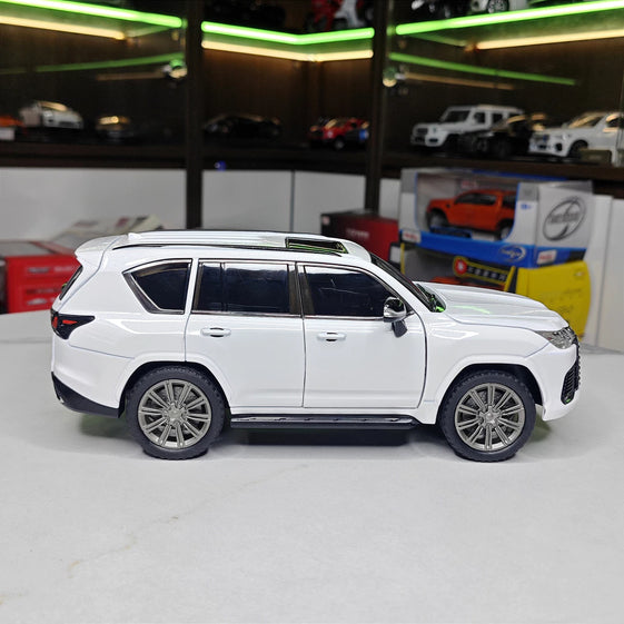 1:24 LEXUS LX600 alloy diecast modal car light and sound all doors Openable