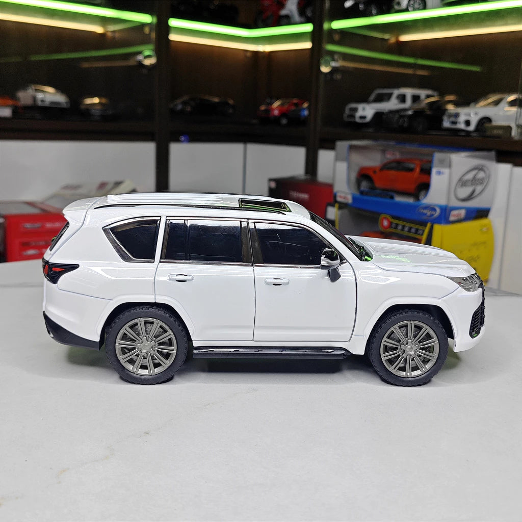 1:24 LEXUS LX600 alloy diecast modal car light and sound all doors Openable