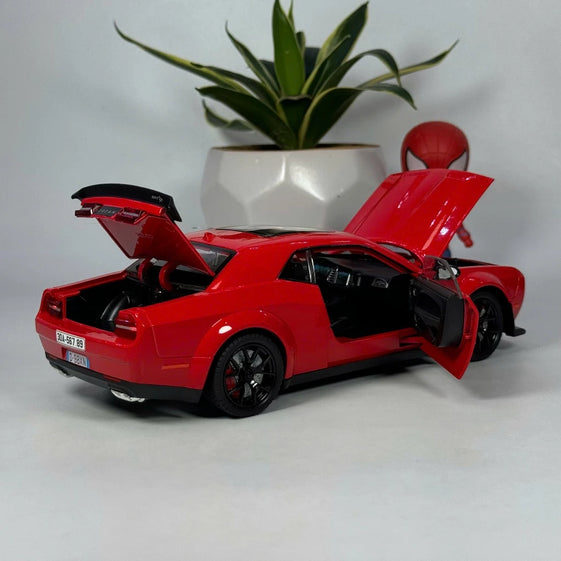 1:24 Diecast Dodge challenger Alloy model car light and sound door Openable