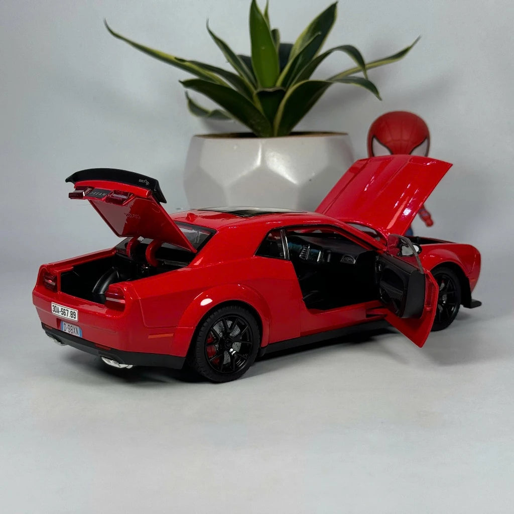 1:24 Diecast Dodge challenger Alloy model car light and sound door Openable