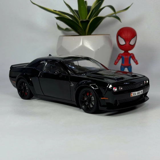 1:24 Diecast Dodge challenger Alloy model car light and sound door Openable