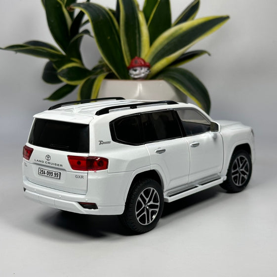 1:24 Diecast Model toyota Land Cruiser LC300 remote Key Official License Hobby Collection Gift Display