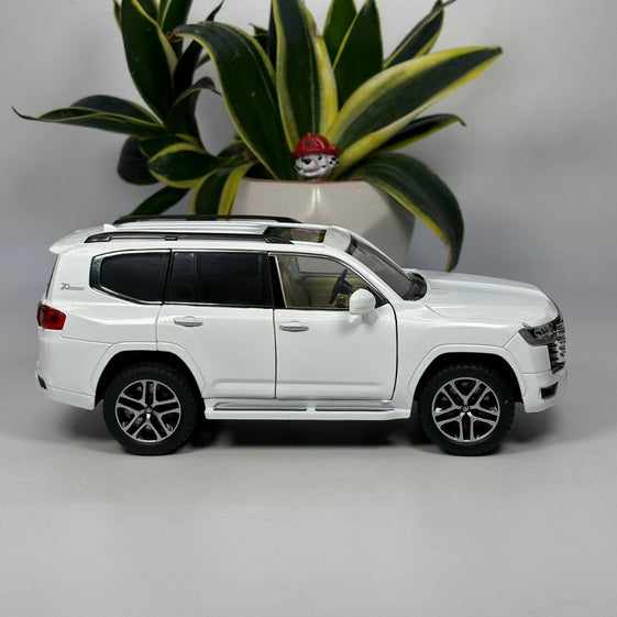 1:24 Diecast Model toyota Land Cruiser LC300 remote Key Official License Hobby Collection Gift Display