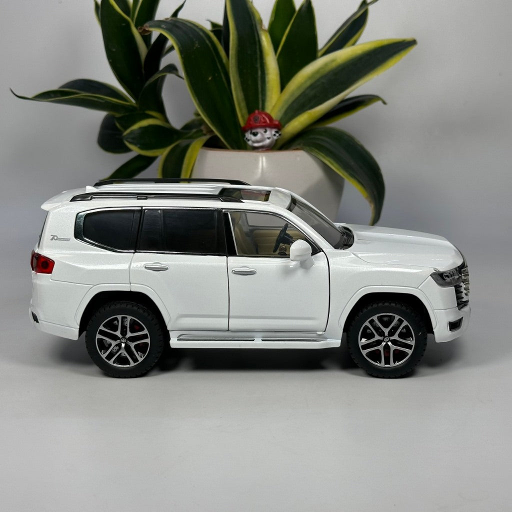 1:24 Diecast Model toyota Land Cruiser LC300 remote Key Official License Hobby Collection Gift Display
