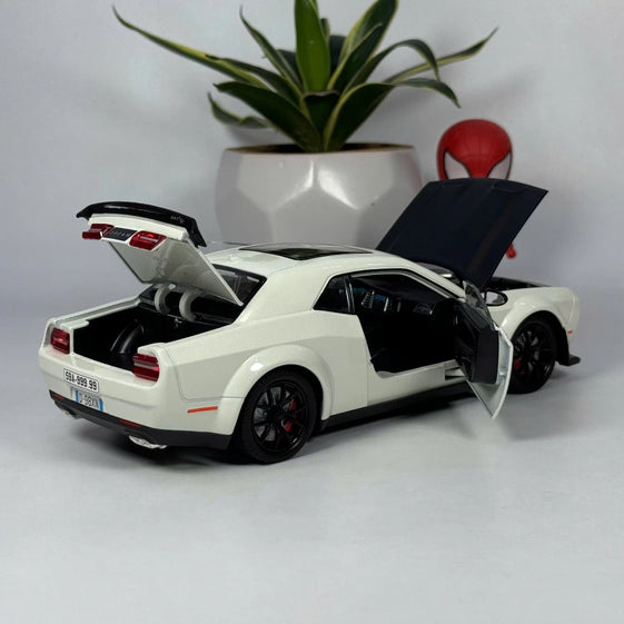 1:24 Diecast Dodge challenger Alloy model car light and sound door Openable