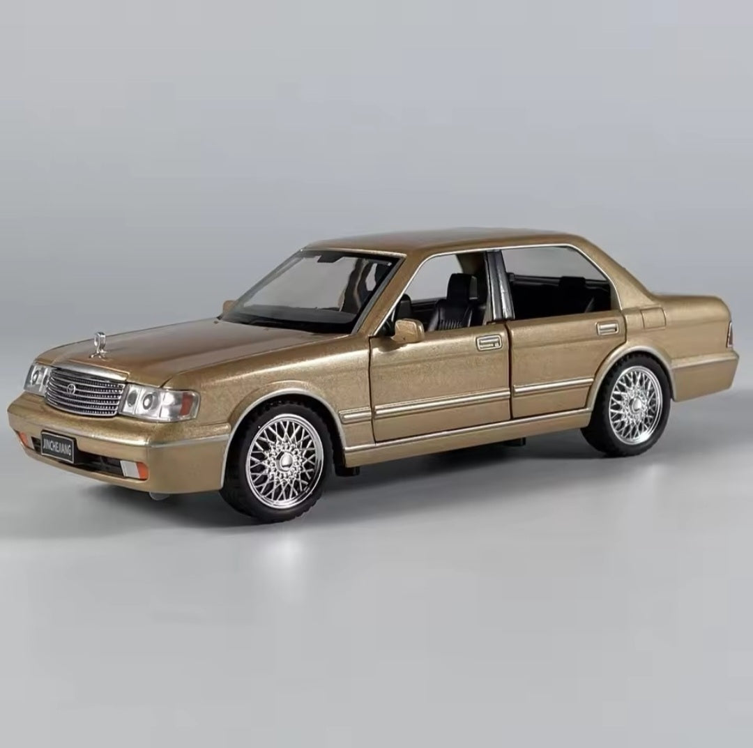 1:32 Toyota Crown Royal classic alloy sedan model car ornament collection, doors and engine hood, trunk can be opened, children's toy car gift
