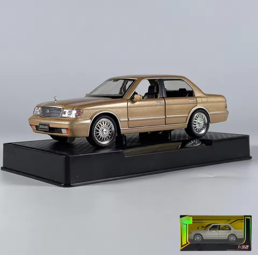 1:32 Toyota Crown Royal classic alloy sedan model car ornament collection, doors and engine hood, trunk can be opened, children's toy car gift