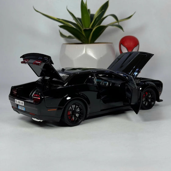 1:24 Diecast Dodge challenger Alloy model car light and sound door Openable