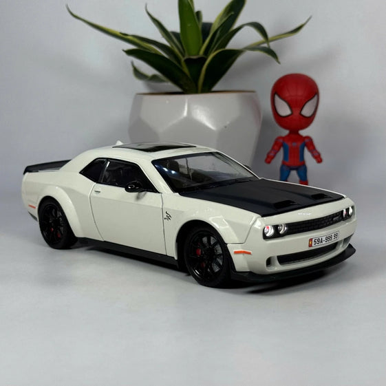 1:24 Diecast Dodge challenger Alloy model car light and sound door Openable