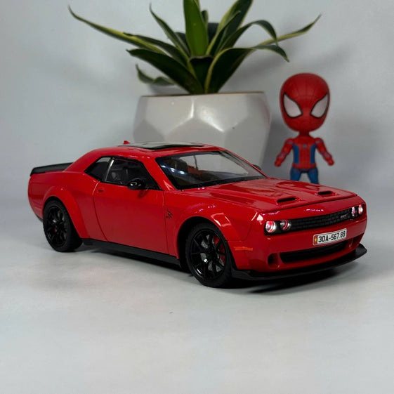 1:24 Diecast Dodge challenger Alloy model car light and sound door Openable