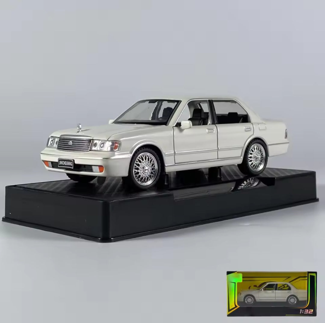 1:32 Toyota Crown Royal classic alloy sedan model car ornament collection, doors and engine hood, trunk can be opened, children's toy car gift