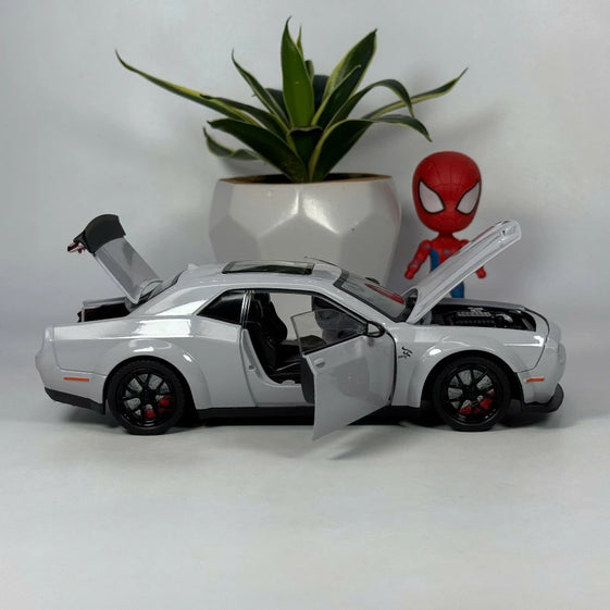 1:24 Diecast Dodge challenger Alloy model car light and sound door Openable