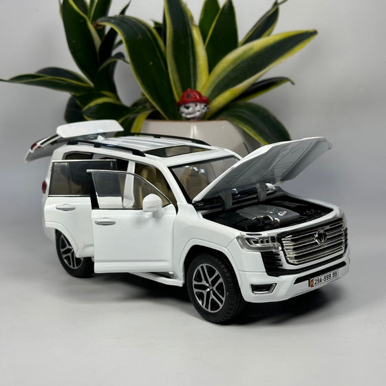 1:24 Diecast Model toyota Land Cruiser LC300 remote Key Official License Hobby Collection Gift Display