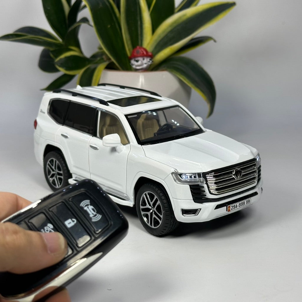 1:24 Diecast Model toyota Land Cruiser LC300 remote Key Official License Hobby Collection Gift Display