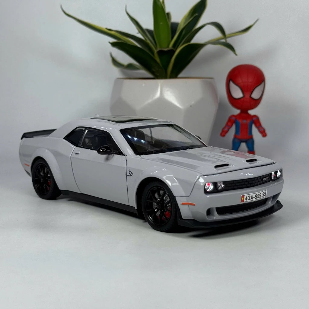 1:24 Diecast Dodge challenger Alloy model car light and sound door Openable